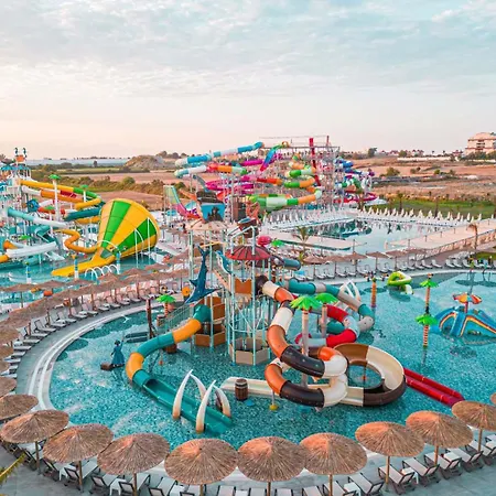 Hotel Dream Fun World Side